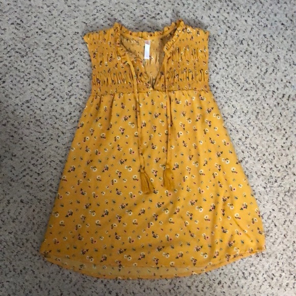 Xhilaration Tops - Yellow floral tank☀️